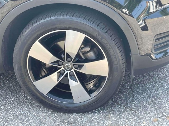 Used 2020 Volvo XC40 T5 Momentum w/ Protection Package Premier image 9