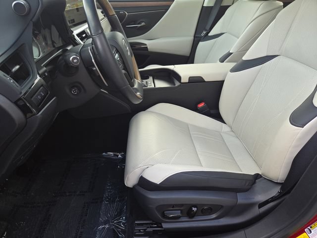 Used 2025 Lexus ES 300h Ultra Luxury w/ Accessory Package (Z2) FWD image 8