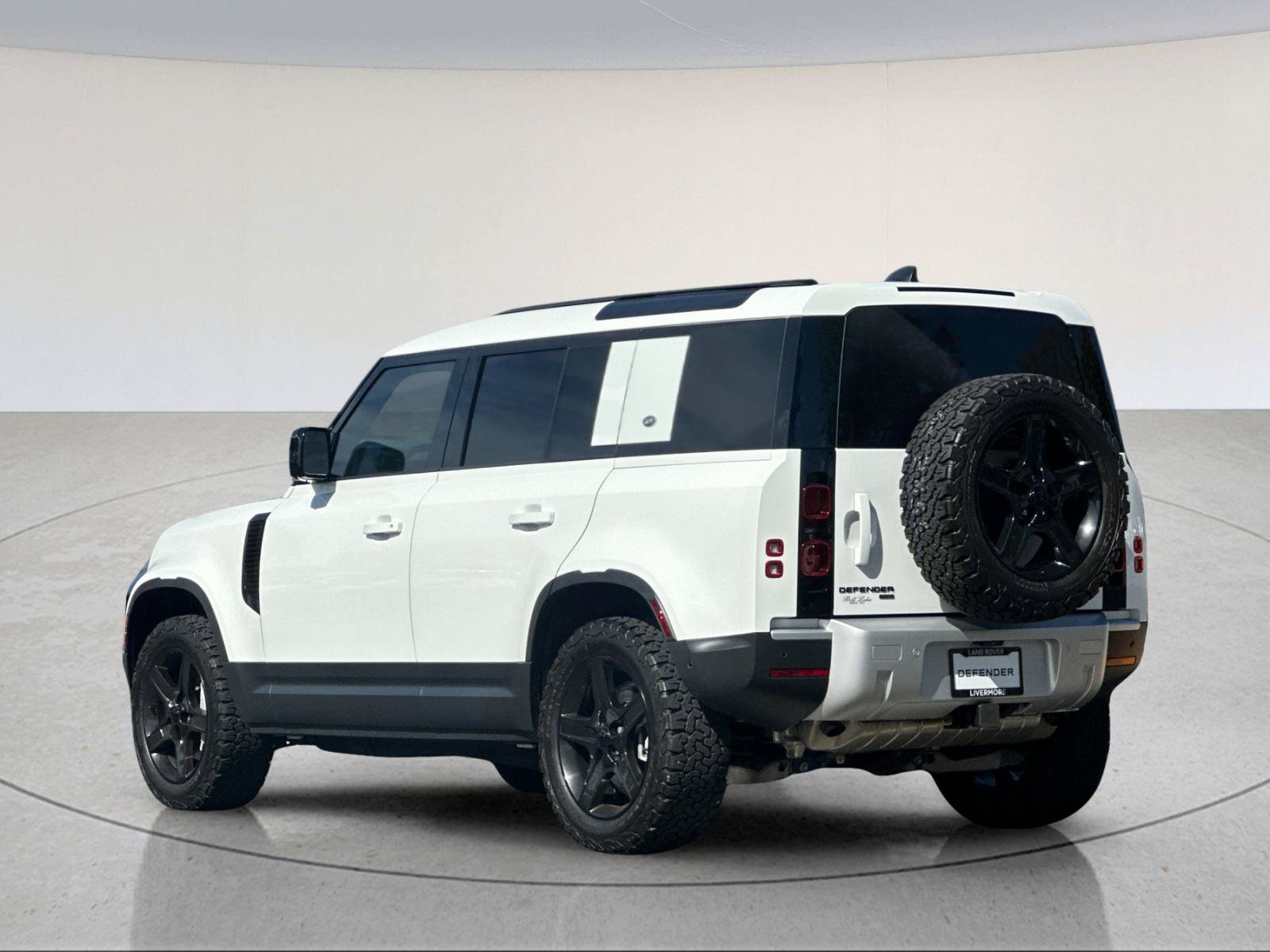 Used 2023 Land Rover Defender 110 SE AWD/4WD image 4