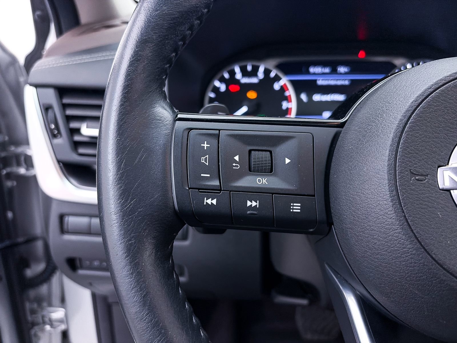 Used 2023 Nissan Rogue SV w/ SV Premium B Package FWD image 31