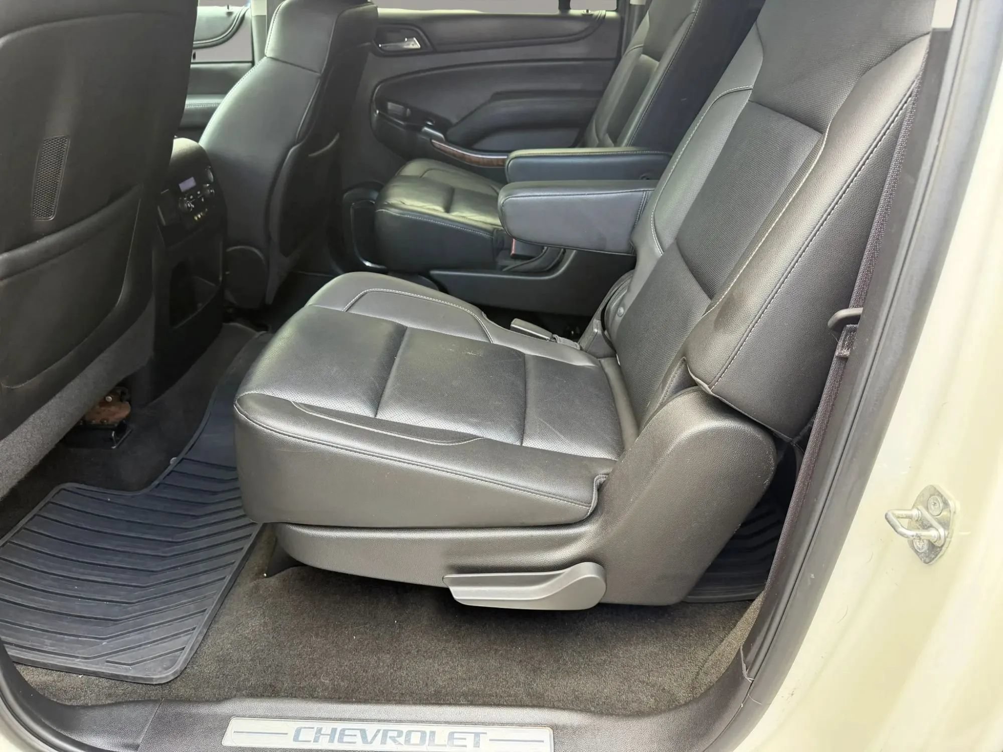 Used 2015 Chevrolet Suburban LTZ RWD image 7