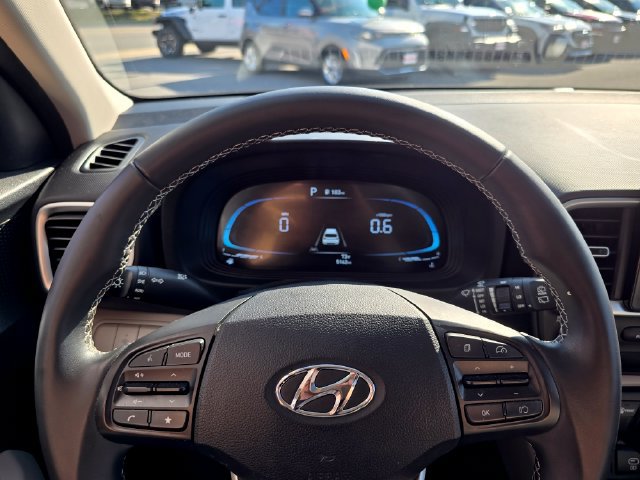 Used 2025 Hyundai Venue SEL FWD image 11