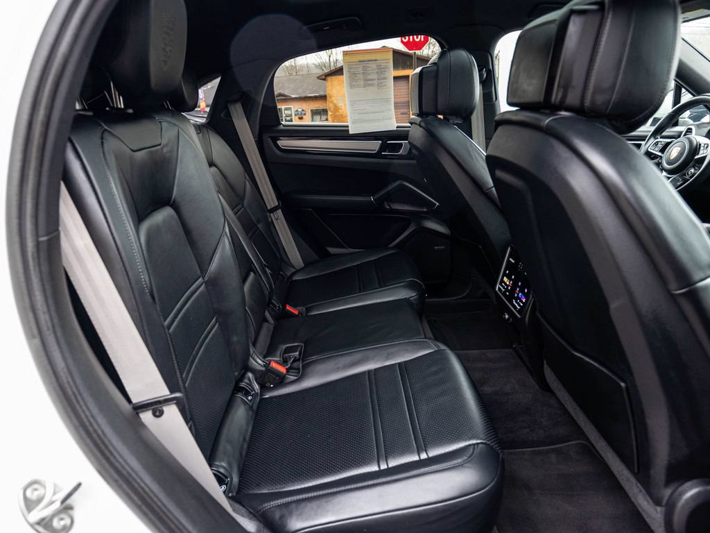 Used 2023 Porsche Cayenne Platinum Edition AWD/4WD image 32
