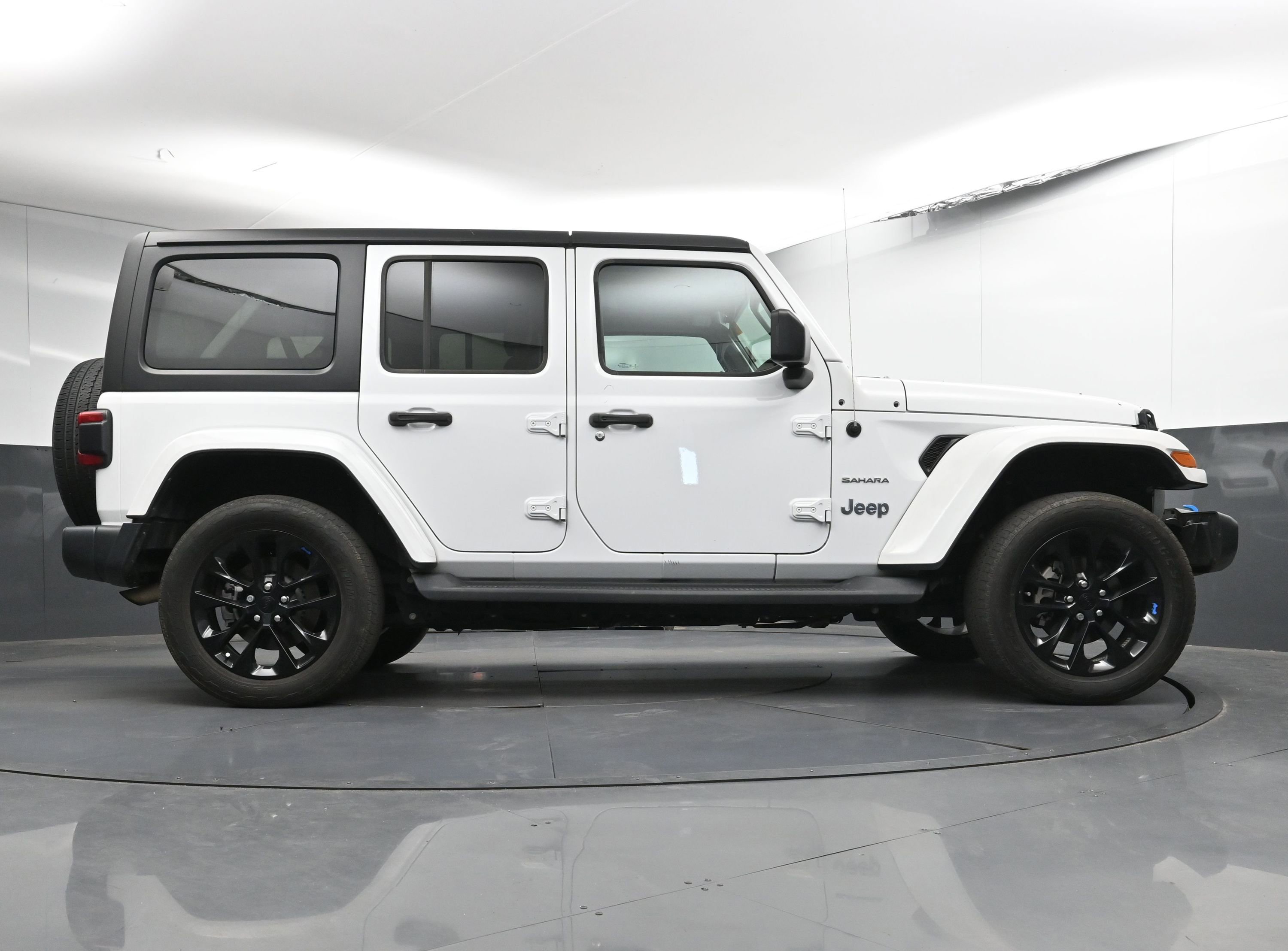 Used 2022 Jeep Wrangler Unlimited Sahara w/ Cold Weather Group image 25