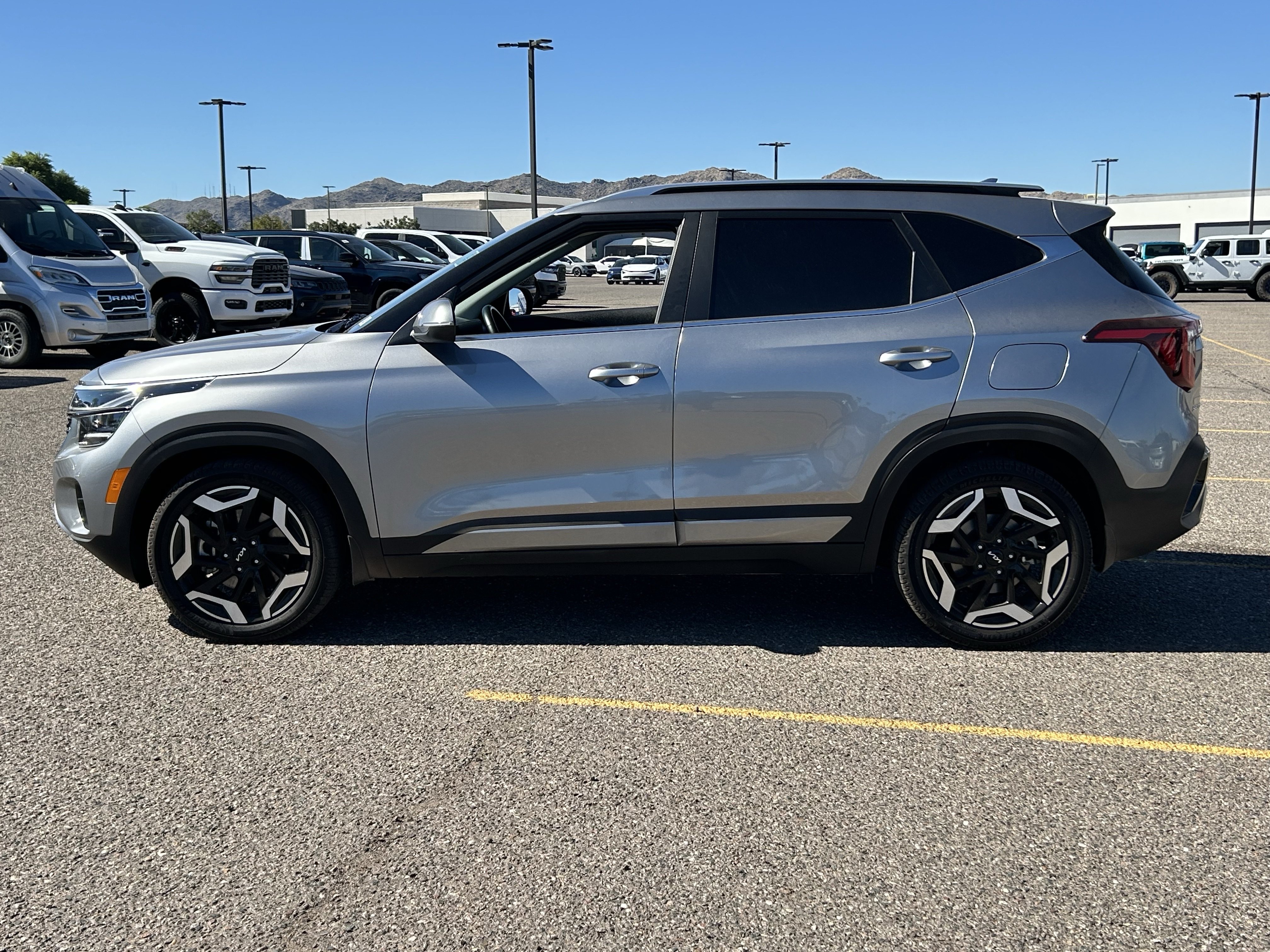 Used 2024 Kia Seltos SX w/ SX Sunroof Package AWD/4WD image 3