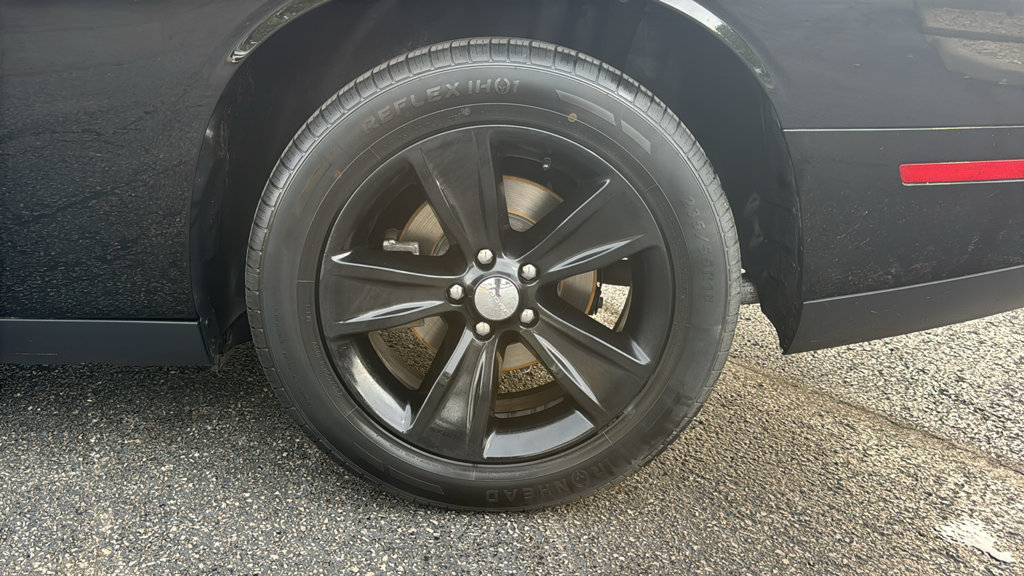 Used 2018 Dodge Challenger SXT RWD image 10