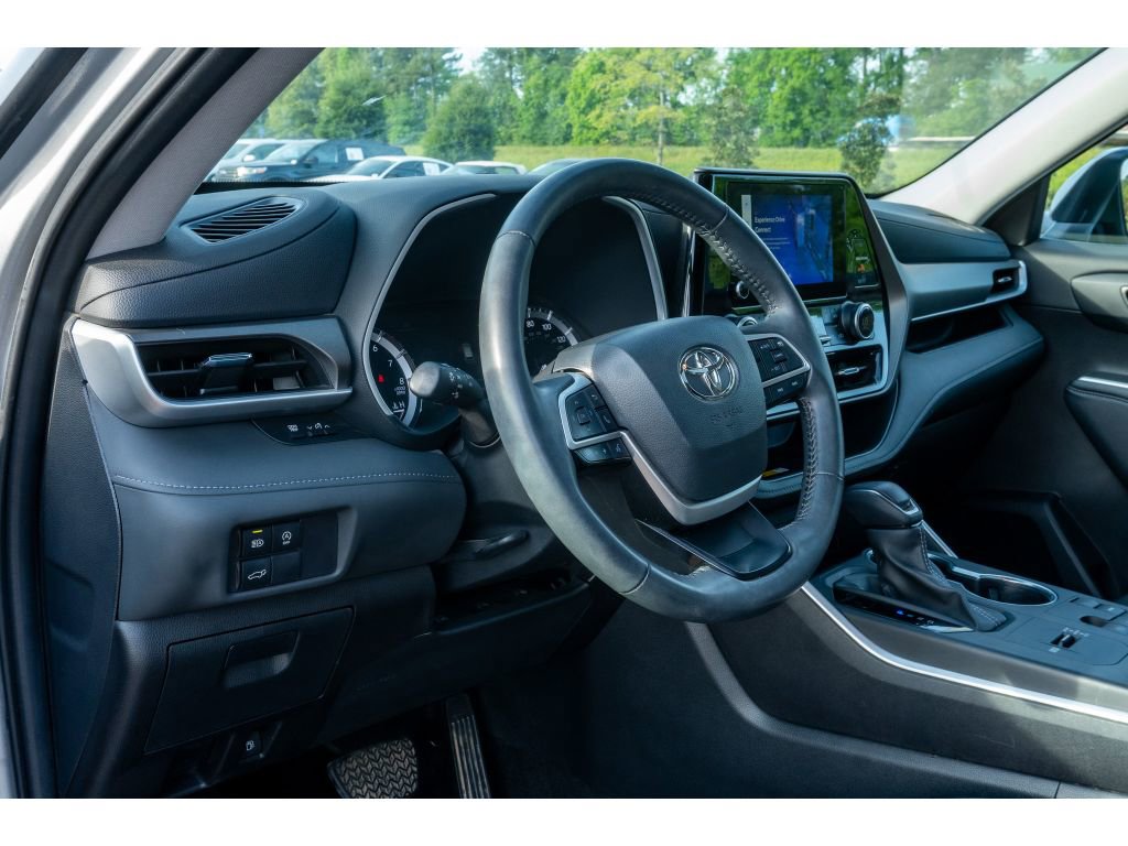 Used 2024 Toyota Highlander XLE FWD image 11