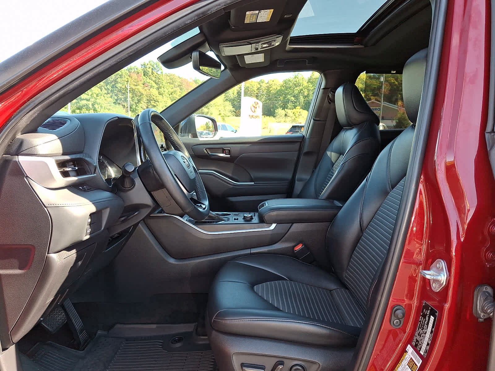 Used 2022 Toyota Highlander XSE AWD/4WD image 17