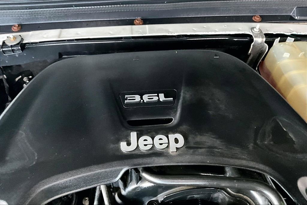 Used 2019 Jeep Wrangler Unlimited Sahara w/ Uconnect 4C Nav & Sound Group AWD/4WD image 29