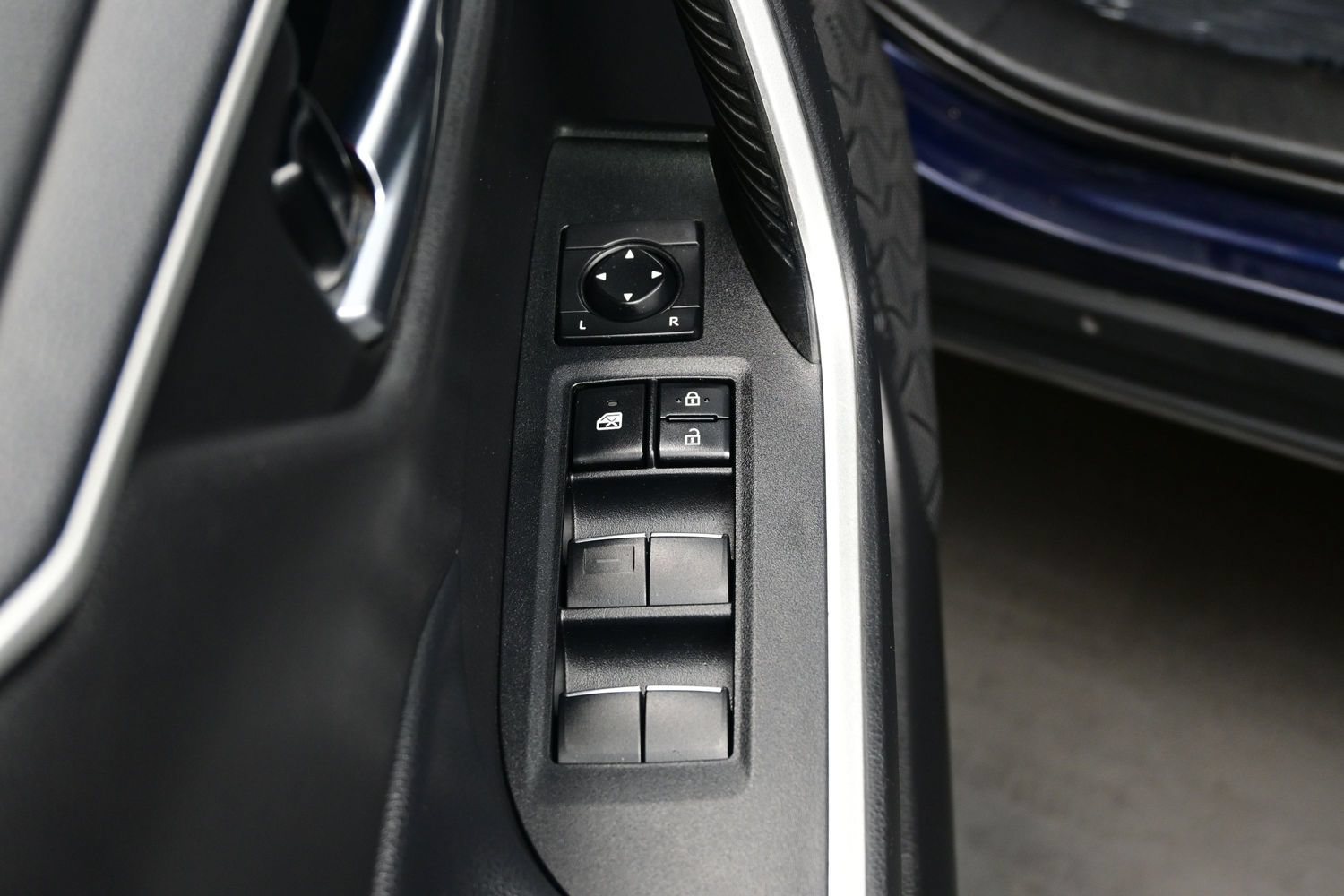 Used 2020 Toyota RAV4 XLE Premium FWD image 10