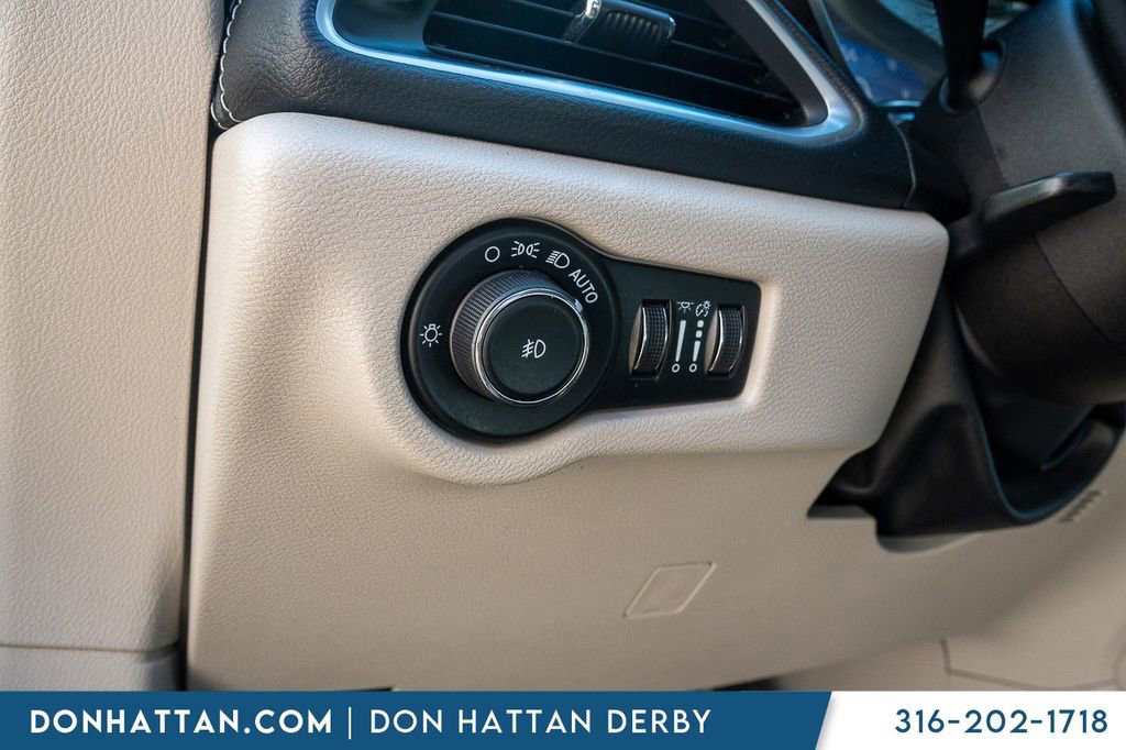 Used 2023 Chrysler Pacifica Limited FWD image 16