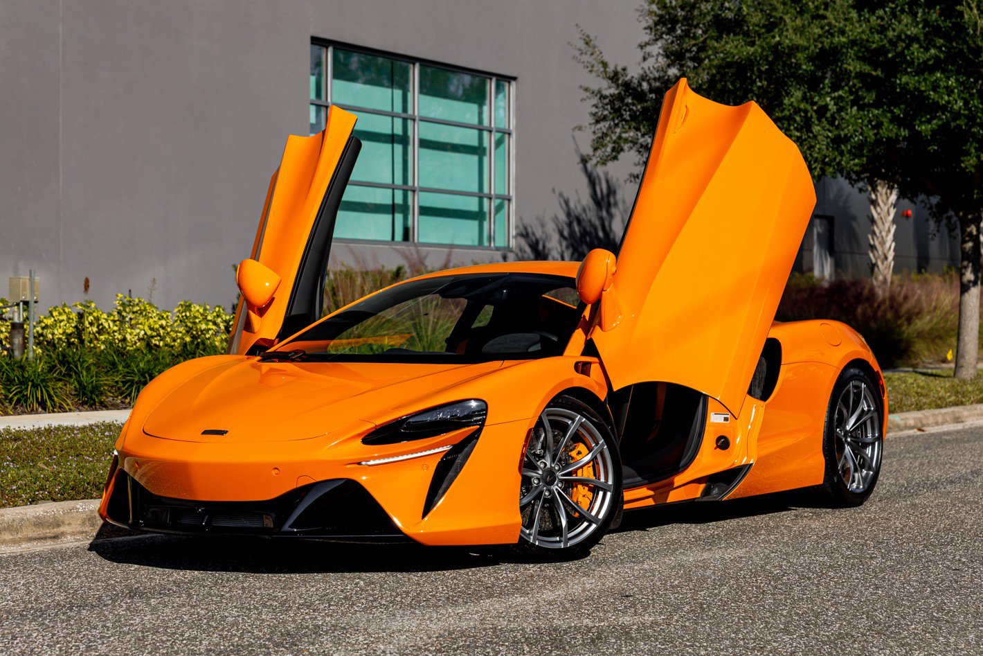 Used 2025 McLaren Artura image 20