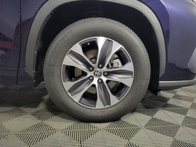 Used 2023 Toyota Highlander XLE FWD image 11