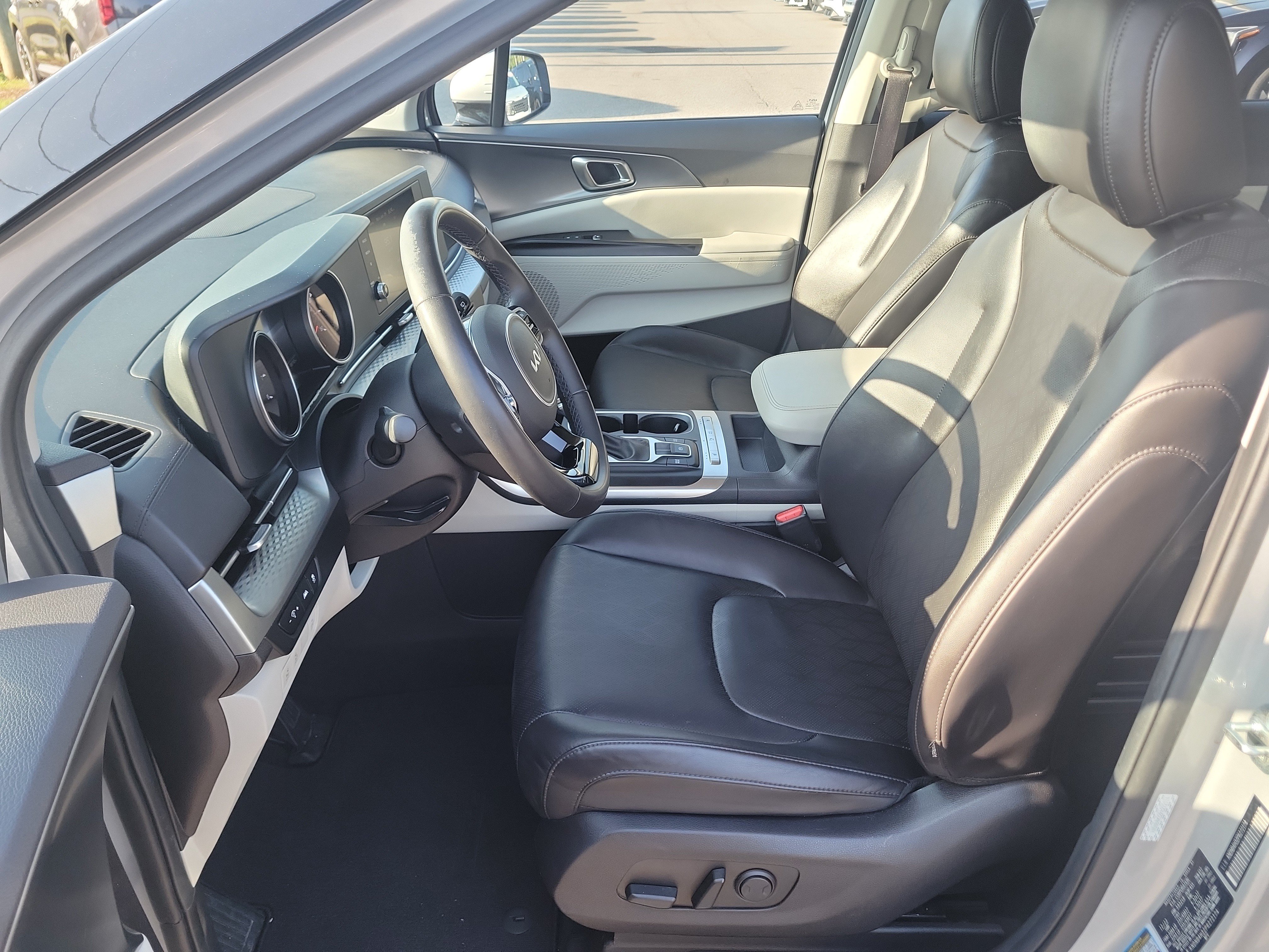 Used 2023 Kia Carnival LX FWD image 19