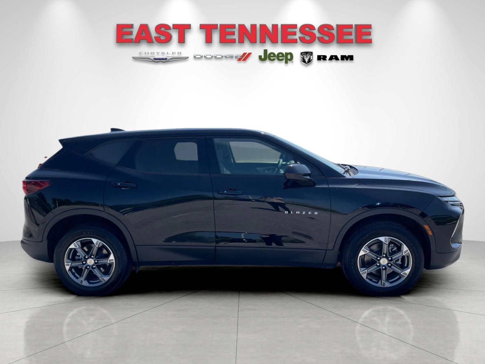 Used 2025 Chevrolet Blazer LT AWD/4WD image 2