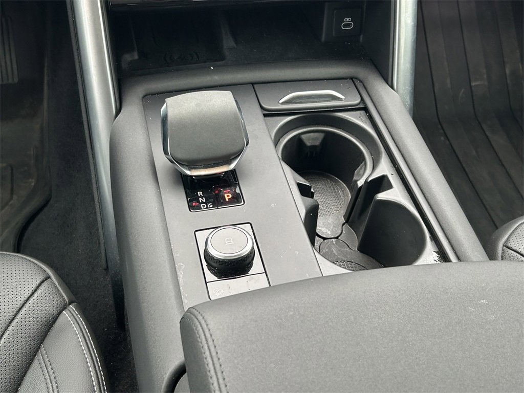 Used 2024 Land Rover Discovery S image 22