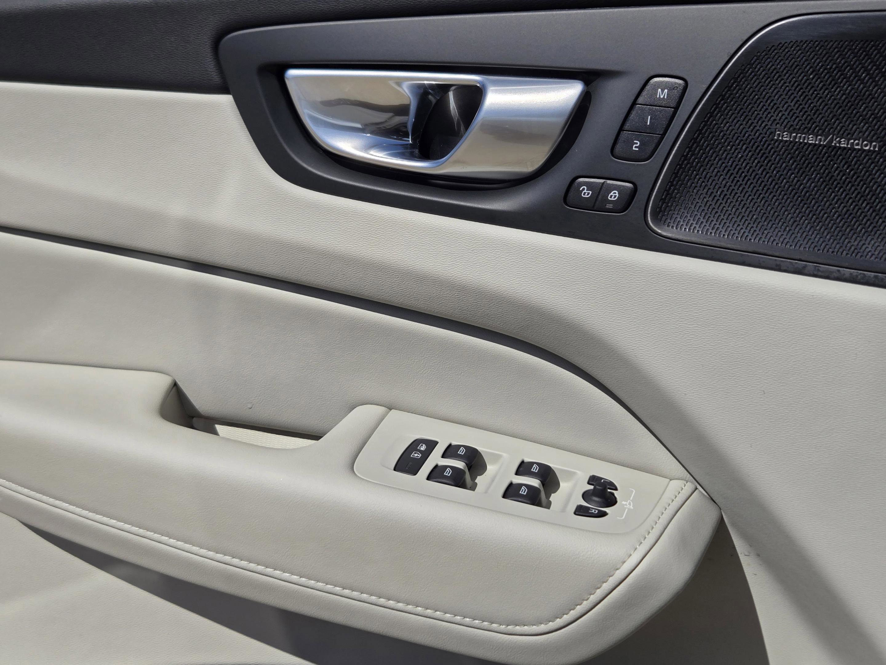 Used 2024 Volvo XC60 B5 Plus w/ Protection Package Premier image 31