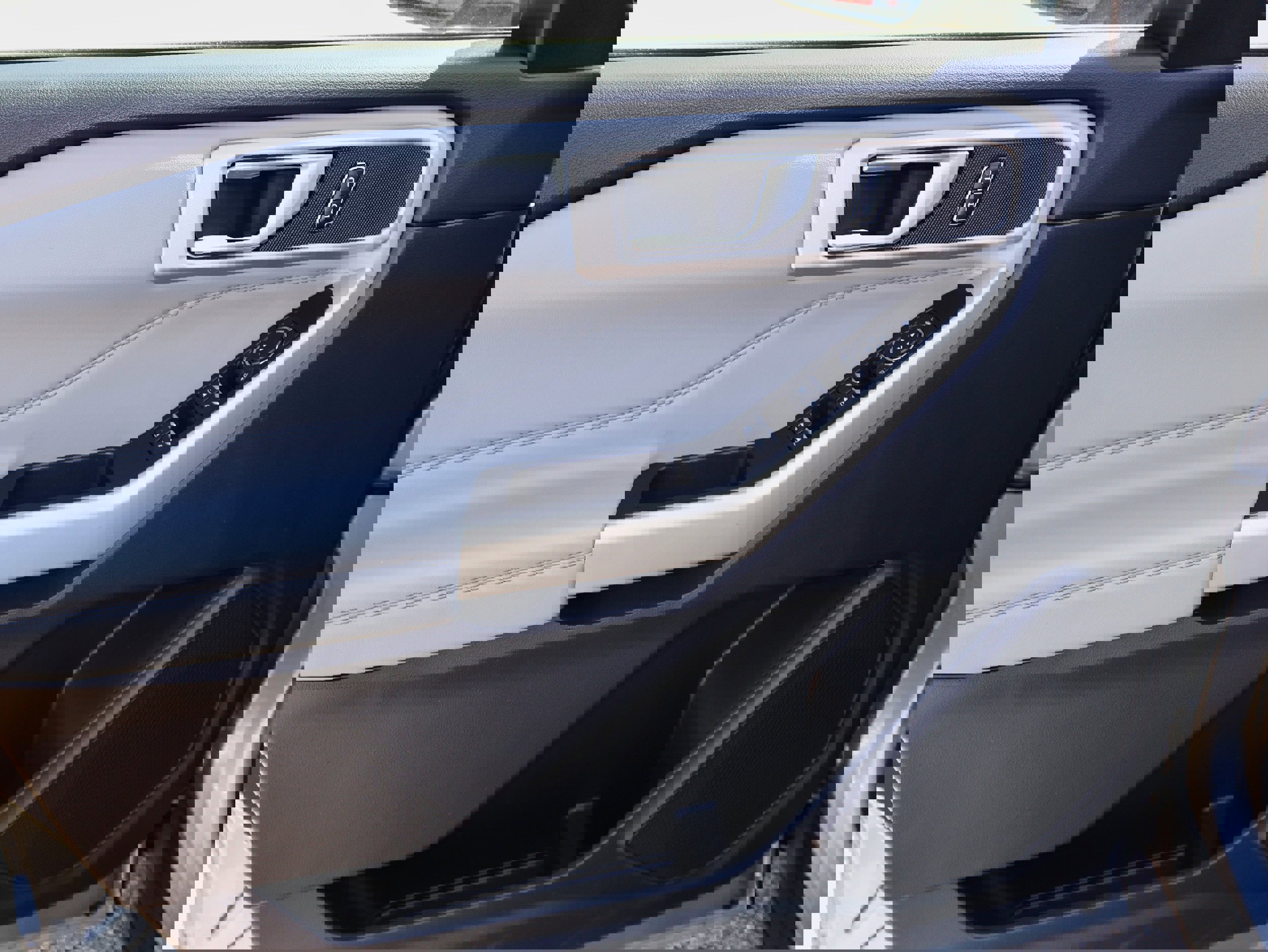 Used 2022 Ford Explorer XLT w/ Equipment Group 202A image 14