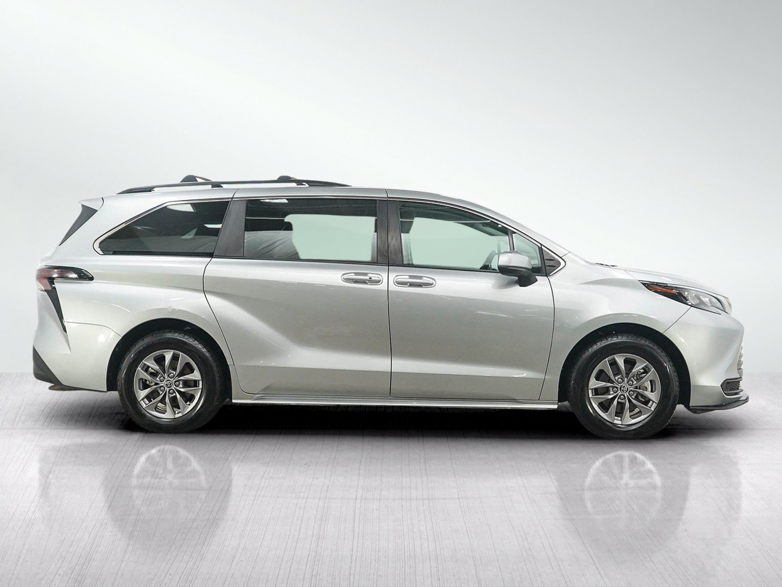Used 2024 Toyota Sienna LE FWD image 6