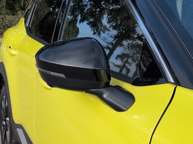 Used 2025 Nissan Kicks SR FWD image 11