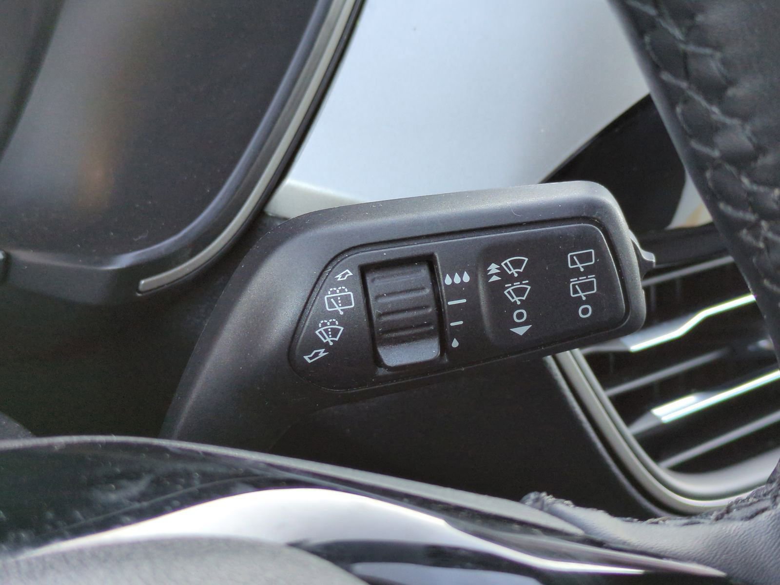 Used 2022 Ford Escape SE w/ Cold Weather Package image 29