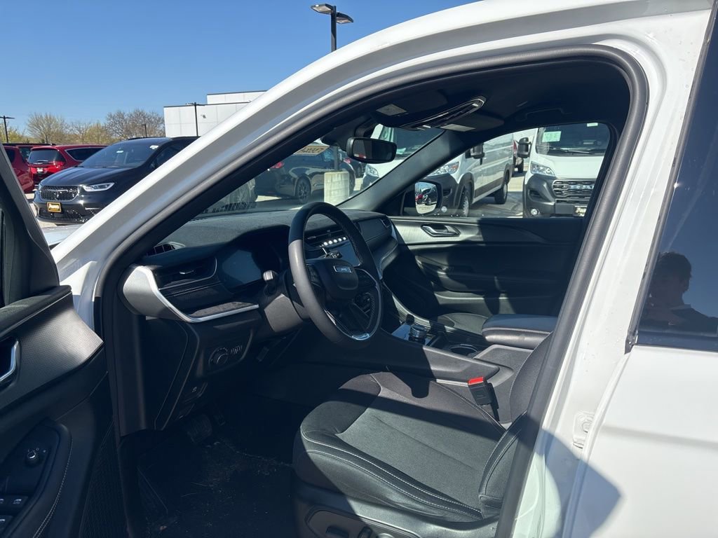 Used 2024 Jeep Grand Cherokee Laredo image 9