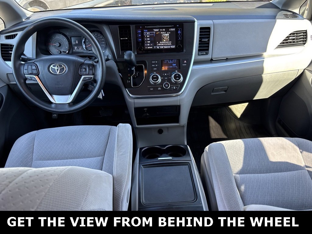 Used 2017 Toyota Sienna LE image 3