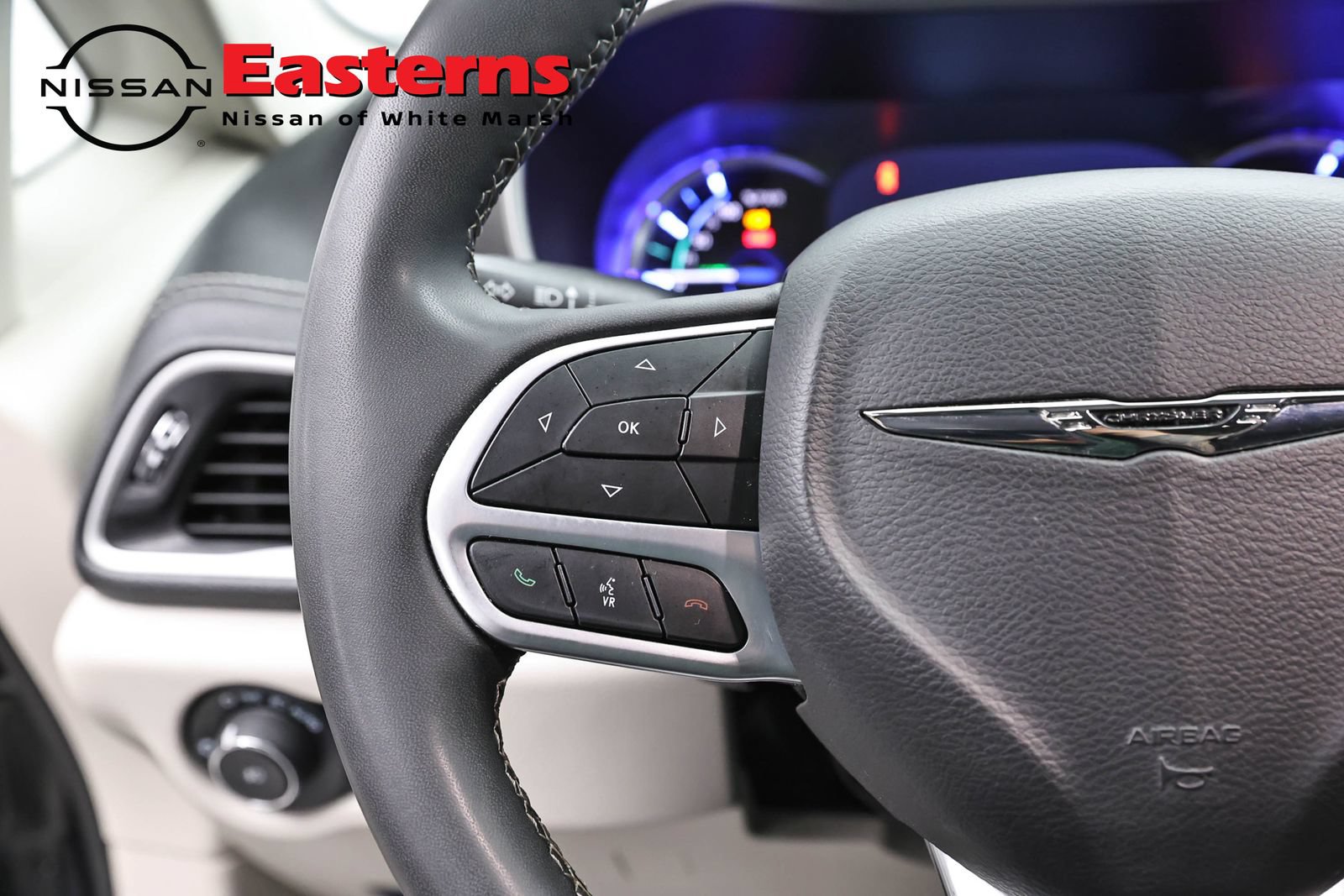 Used 2023 Chrysler Pacifica Touring-L FWD image 15