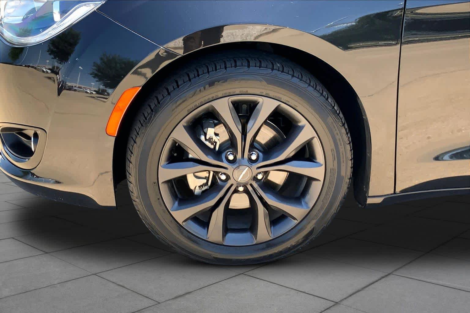 Used 2019 Chrysler Pacifica Touring Plus w/ S Appearance Package FWD image 10