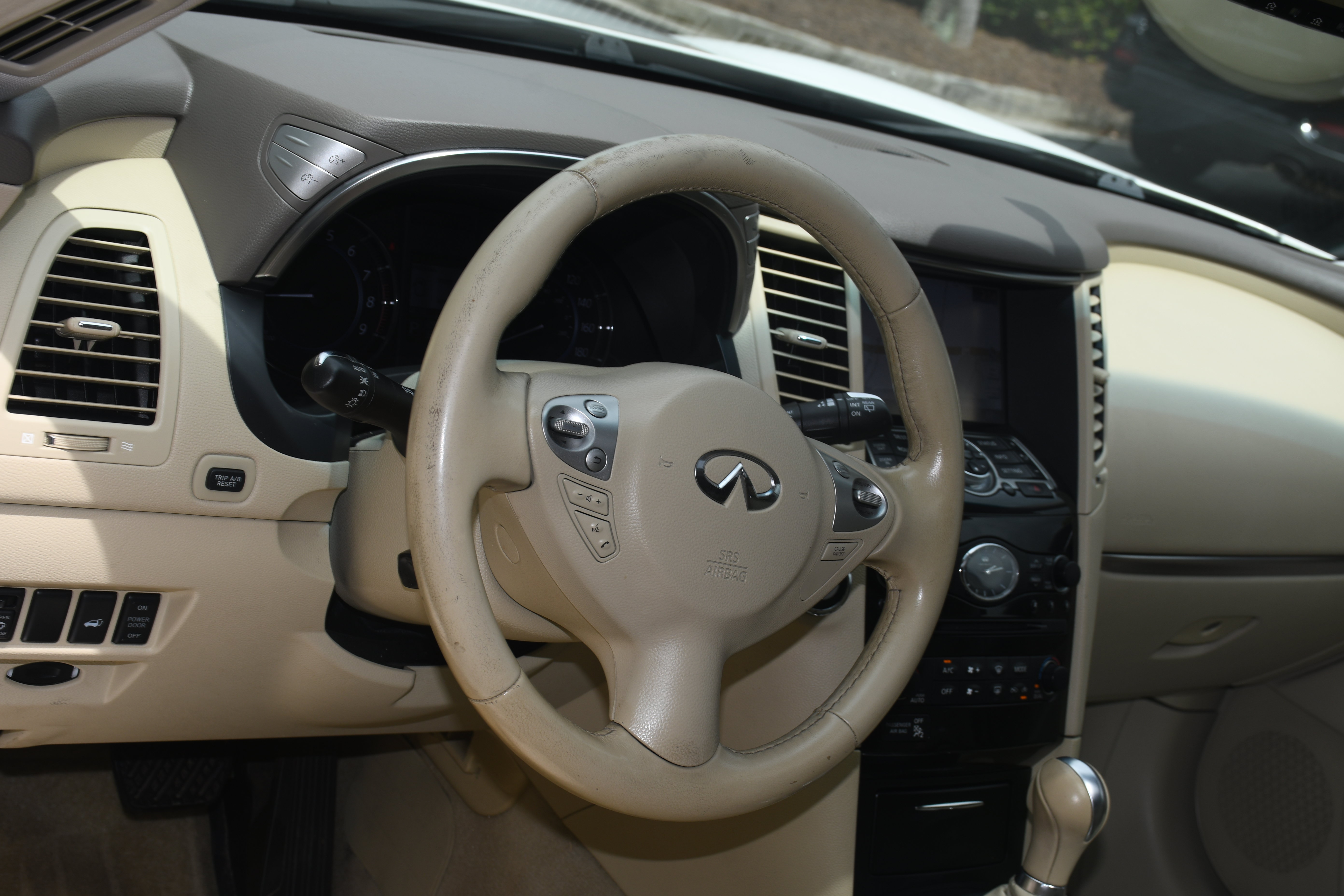 Used 2015 INFINITI QX70 AWD w/ Premium Package image 9