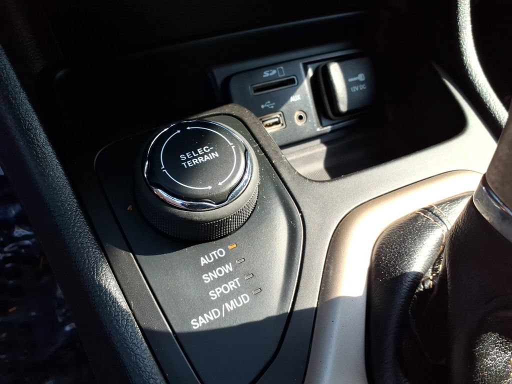 Used 2017 Jeep Cherokee Latitude w/ Cold Weather Group AWD/4WD image 26