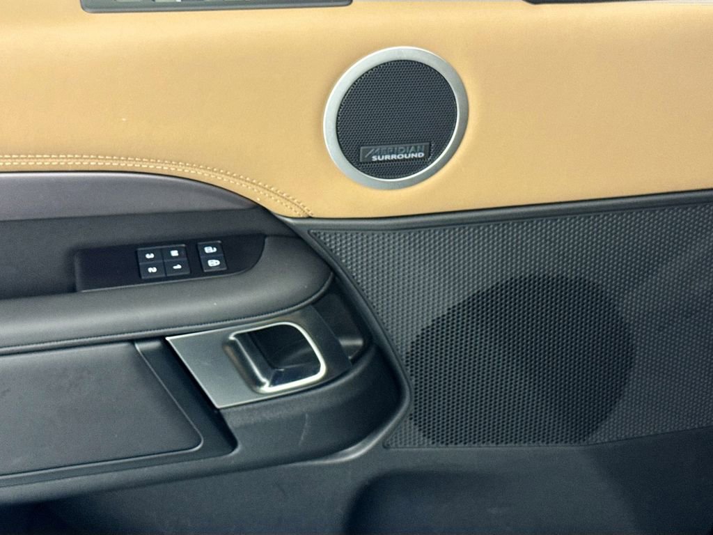 Certified 2025 Land Rover Discovery Metropolitan Edition image 17