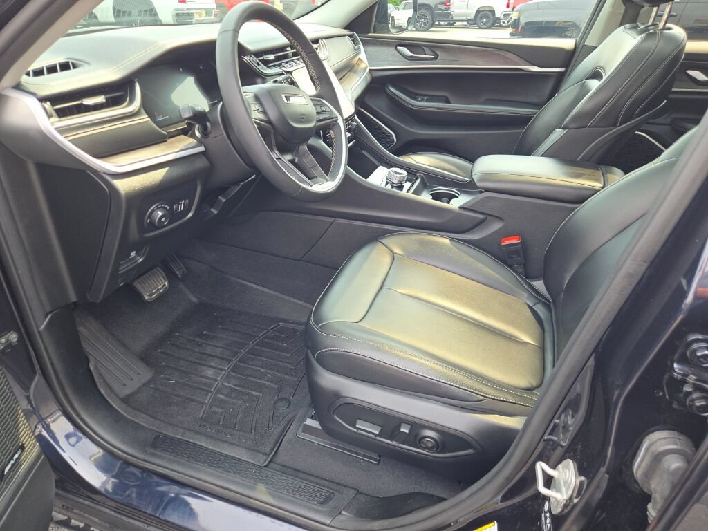Used 2024 Jeep Grand Cherokee L Limited w/ Black Appearance Package AWD/4WD image 26