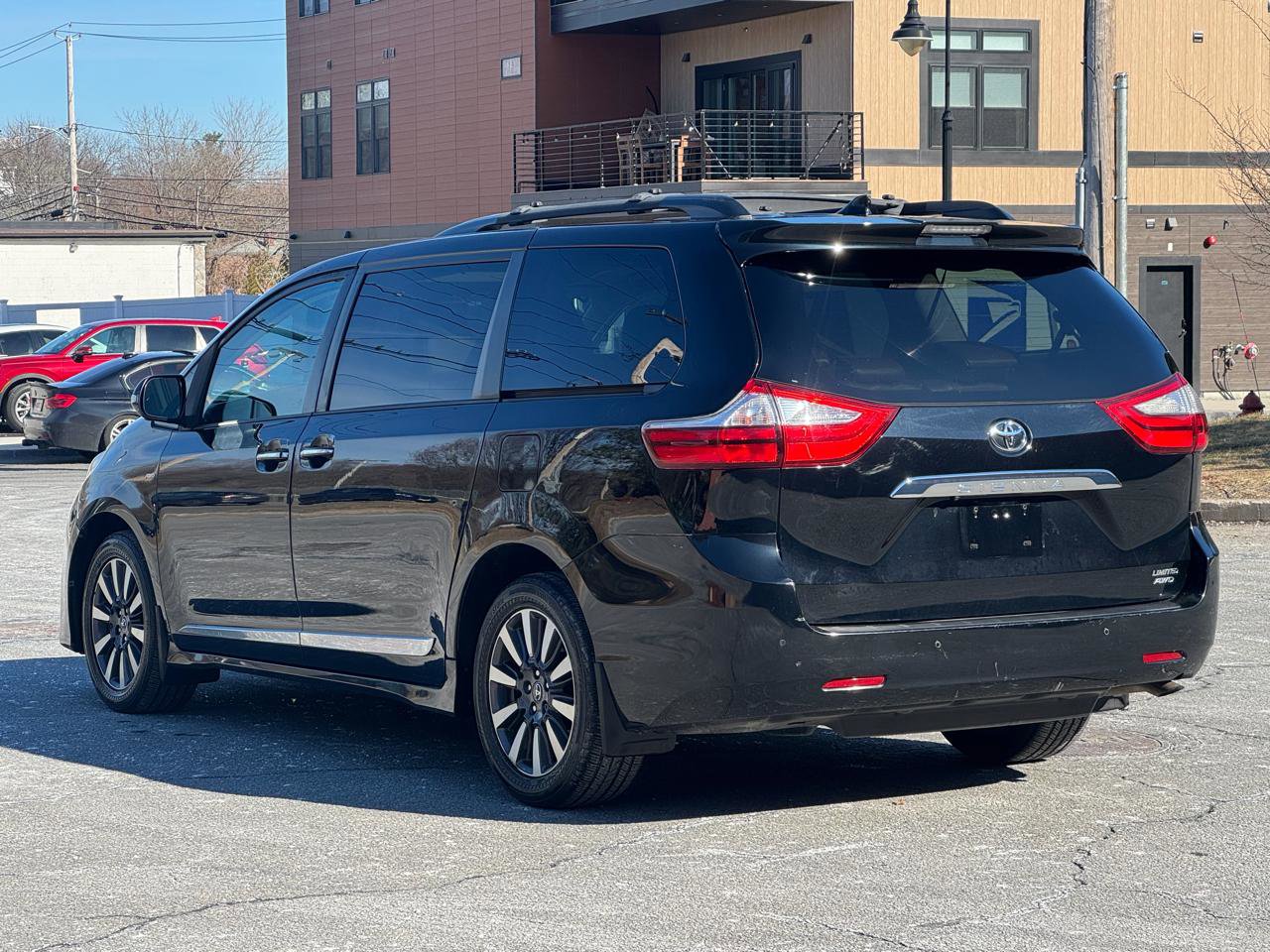 Used 2018 Toyota Sienna Limited Premium image 4