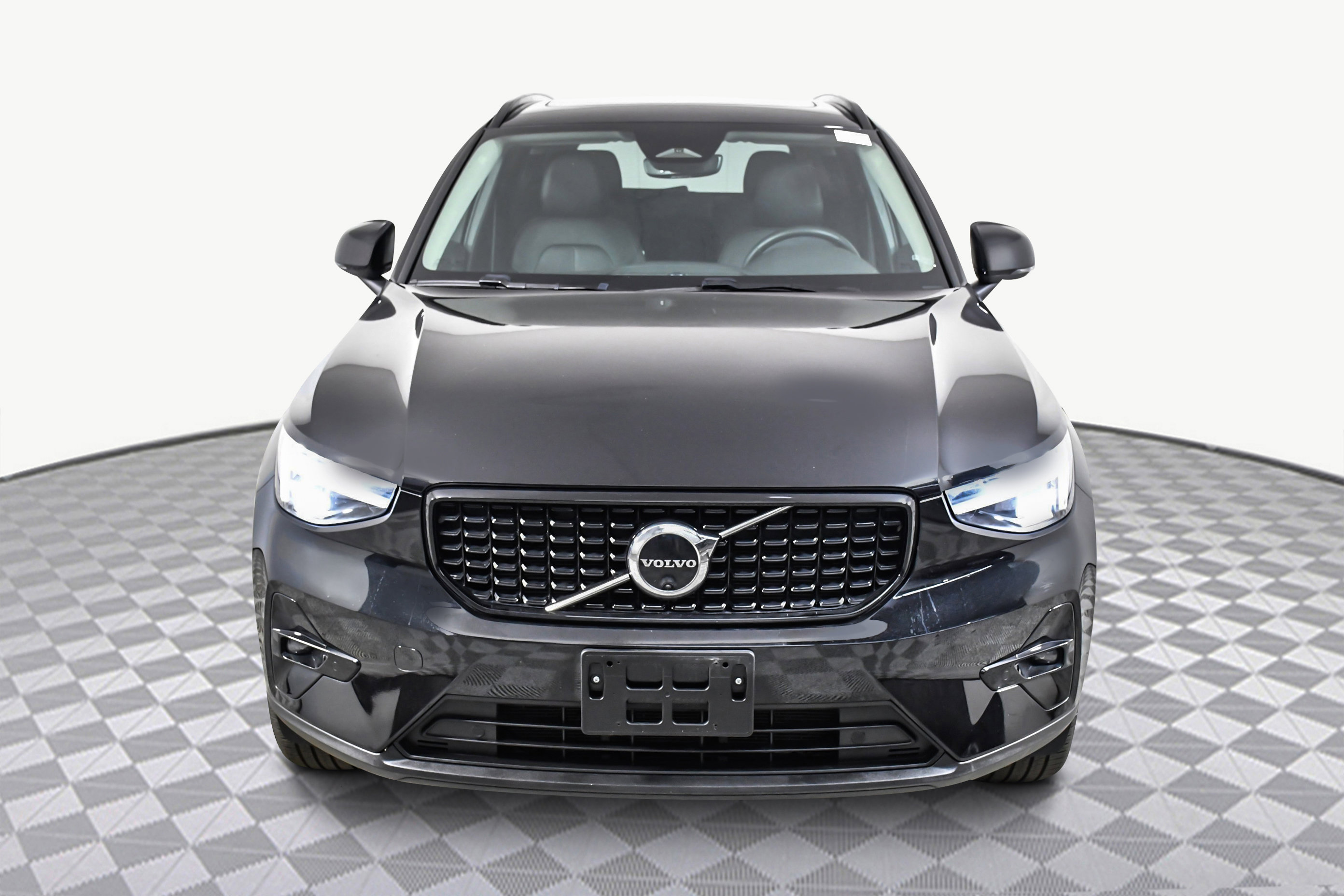 Used 2025 Volvo XC40 B5 Plus image 2