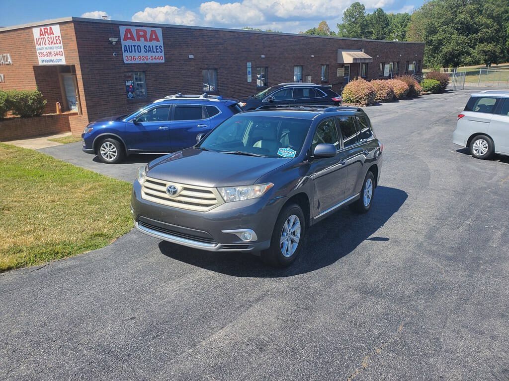 Used 2011 Toyota Highlander SE w/ Tow Pkg AWD/4WD image 1