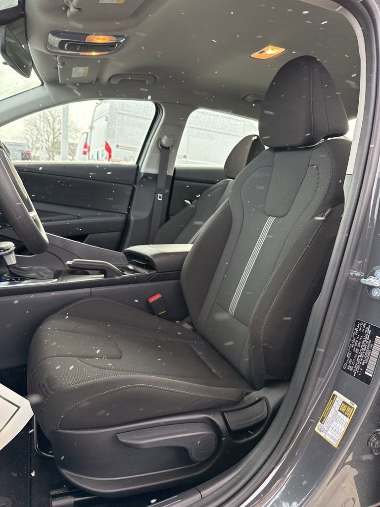 Used 2025 Hyundai Elantra SE w/ Cargo Package image 9