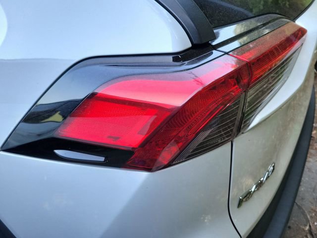 Used 2019 Toyota RAV4 XLE w/ Convenience Package FWD image 4