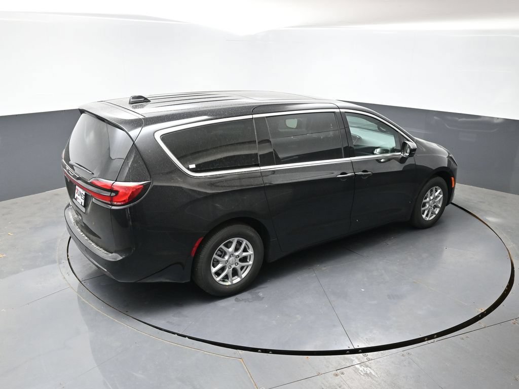 New 2027 Chrysler Pacifica Select w/ Family Tech Group FWD image 31