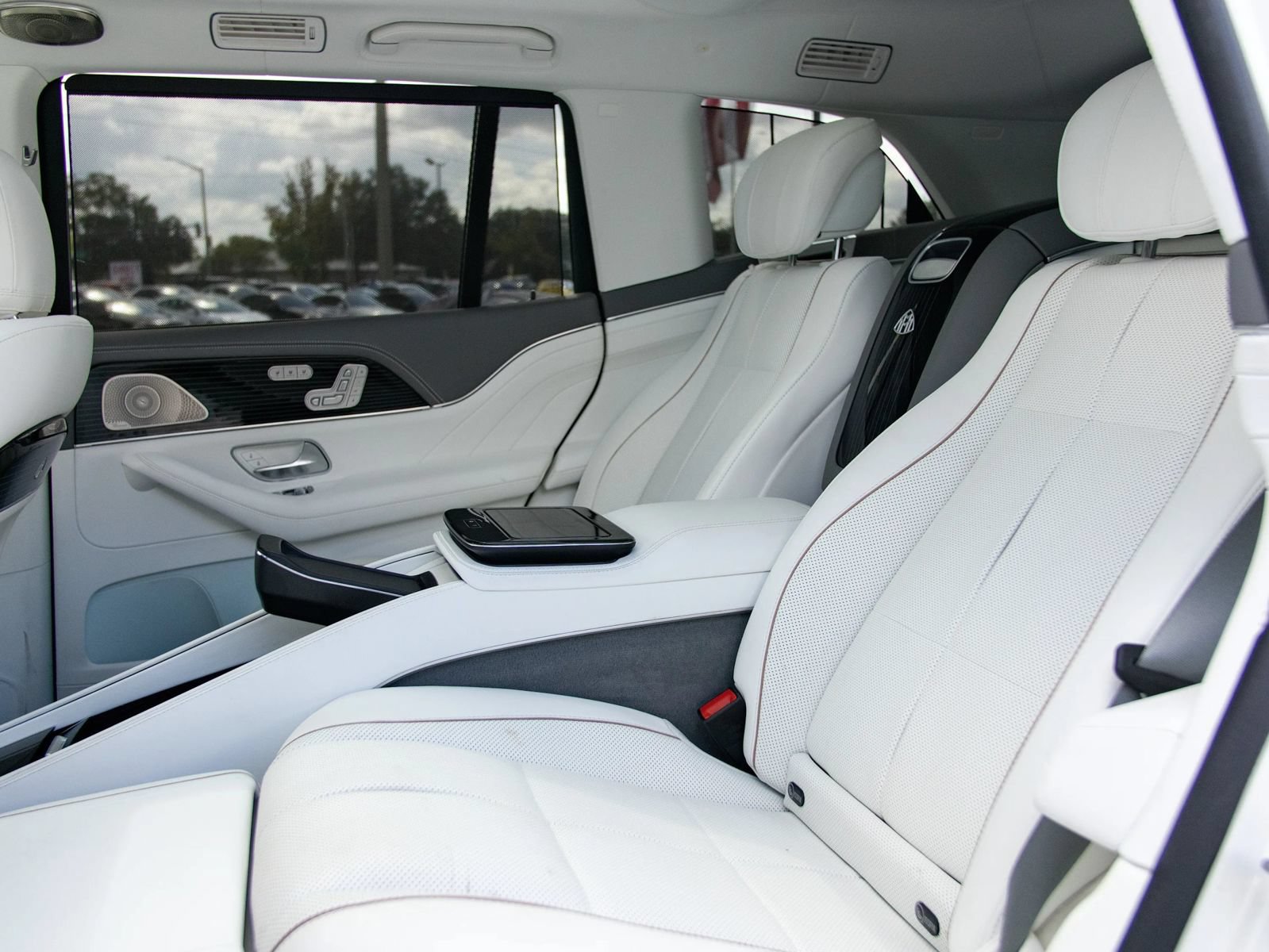 Used 2022 Mercedes-Benz Maybach GLS 600 4MATIC image 33