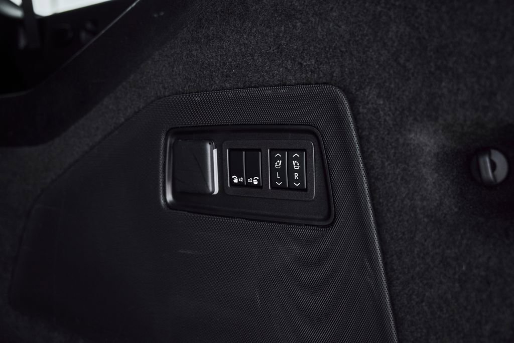 Used 2025 Cadillac Escalade ESV Sport AWD/4WD image 18