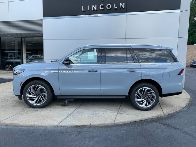 New 2027 Lincoln Navigator Premiere AWD/4WD image 2