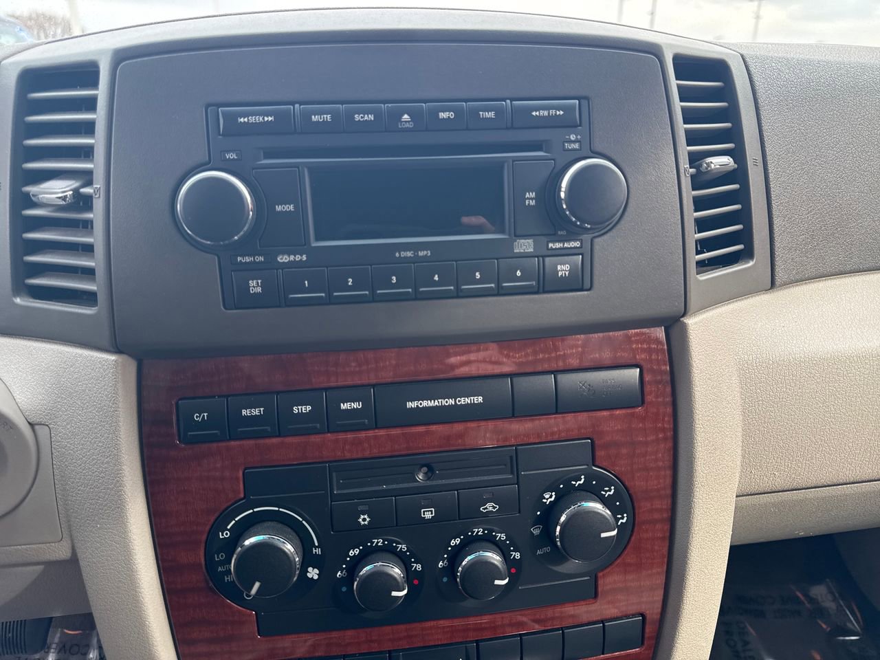 Used 2005 Jeep Grand Cherokee Limited image 29