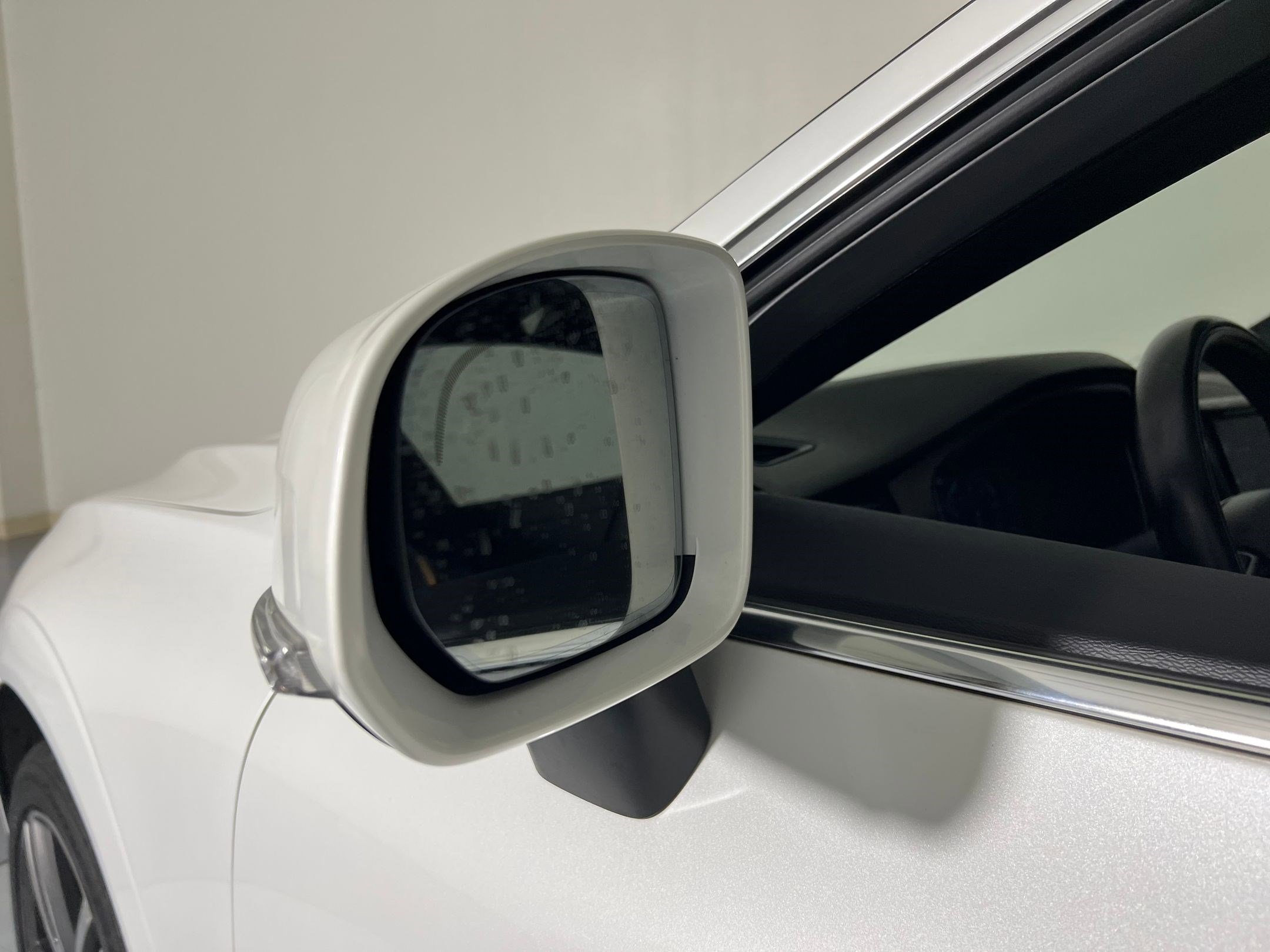 Used 2018 Volvo XC60 T5 Momentum w/ Vision Package image 21