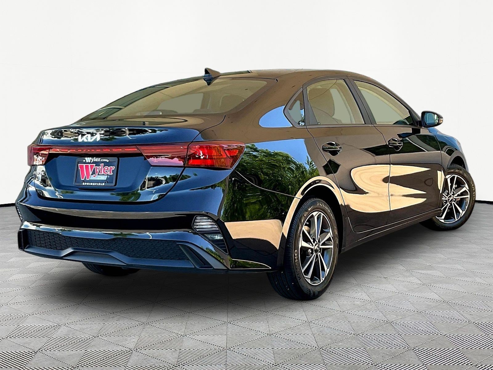 Used 2024 Kia Forte LXS w/ LXS Technology Package FWD image 6