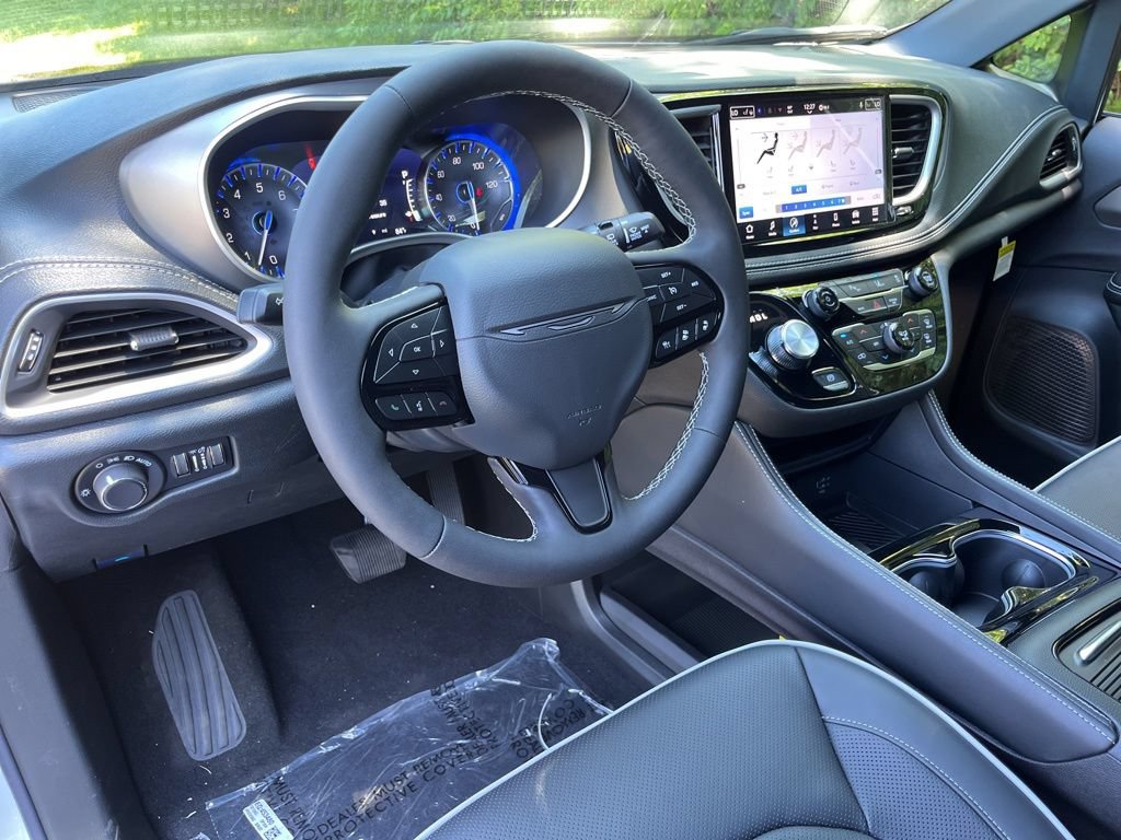 New 2027 Chrysler Pacifica Limited FWD image 28