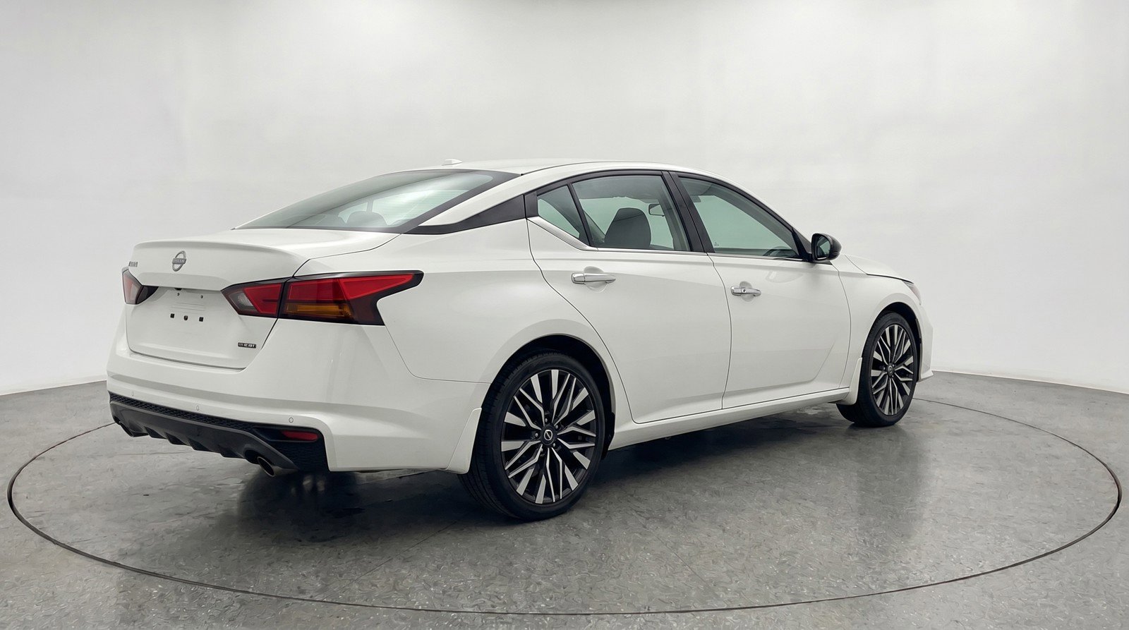 Used 2025 Nissan Altima 2.5 SV FWD image 9