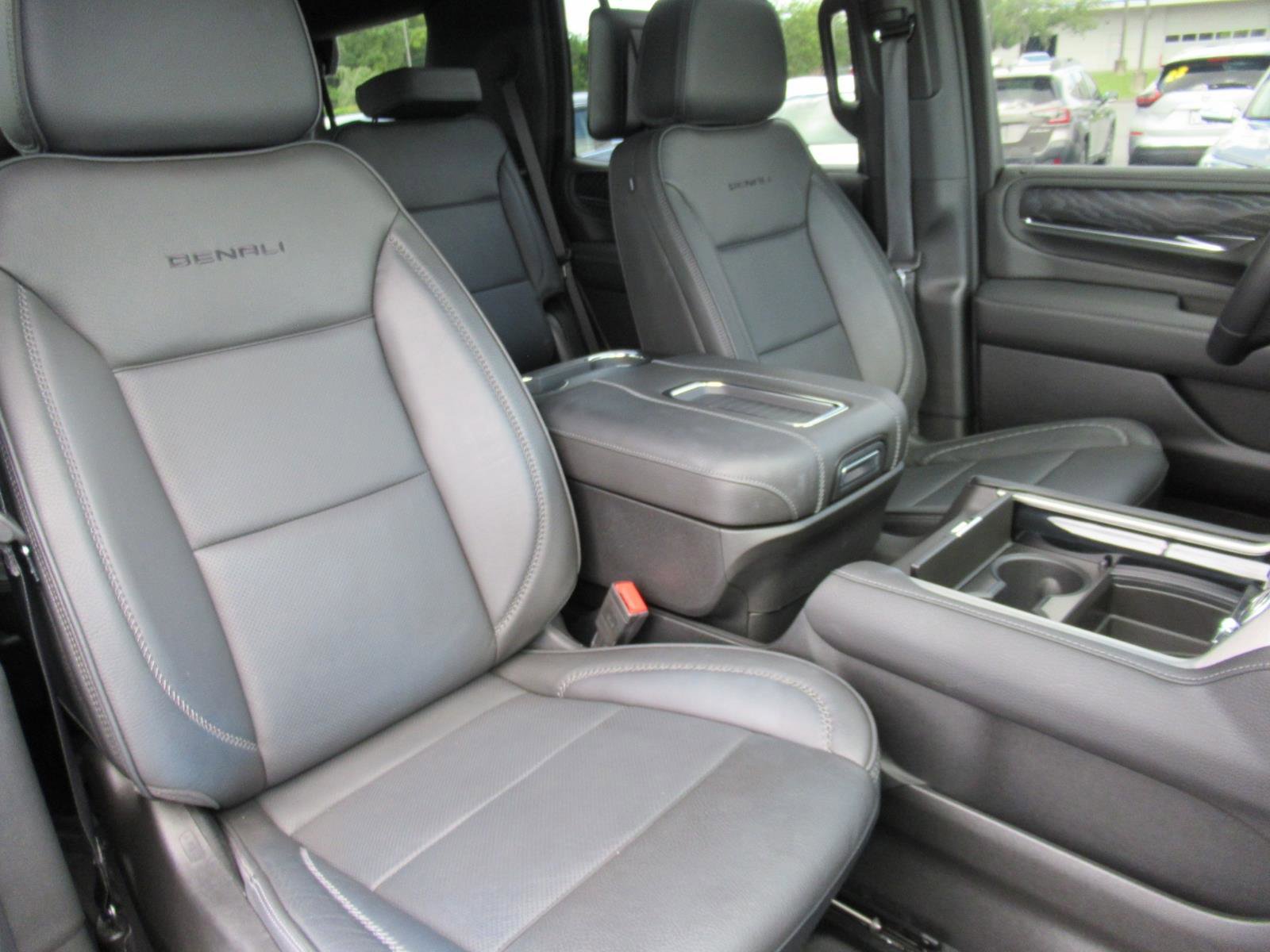 Used 2024 GMC Yukon Denali w/ Denali Reserve Package AWD/4WD image 9