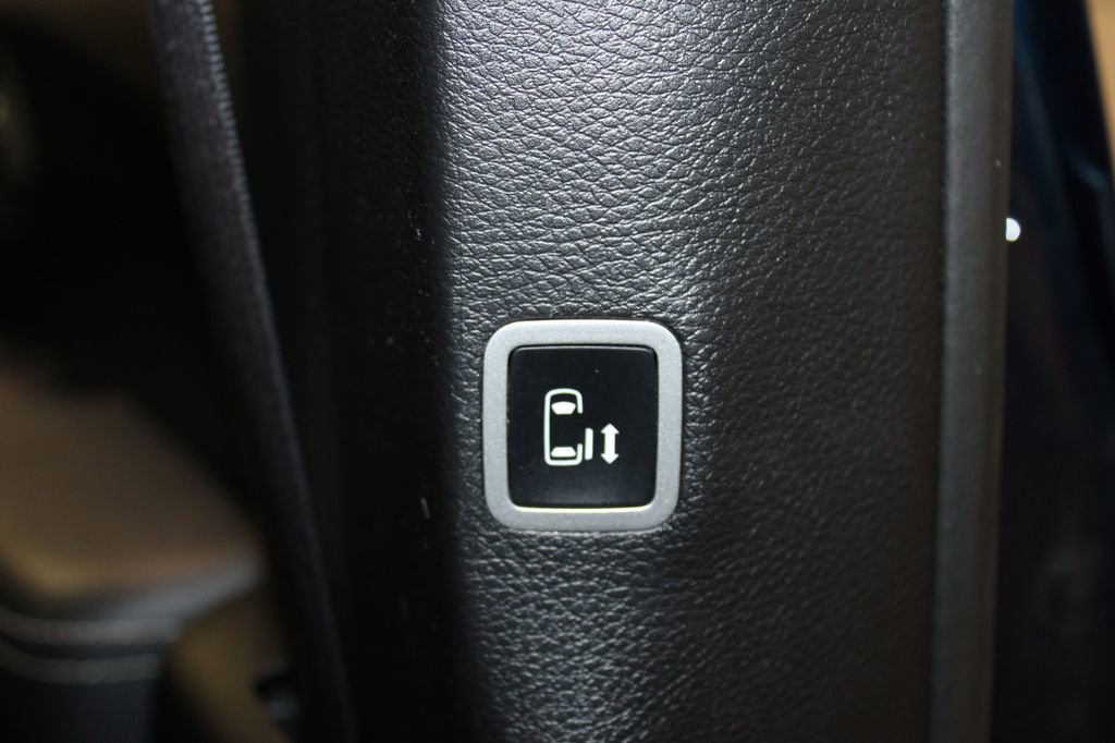 Used 2025 Chrysler Pacifica Limited image 37