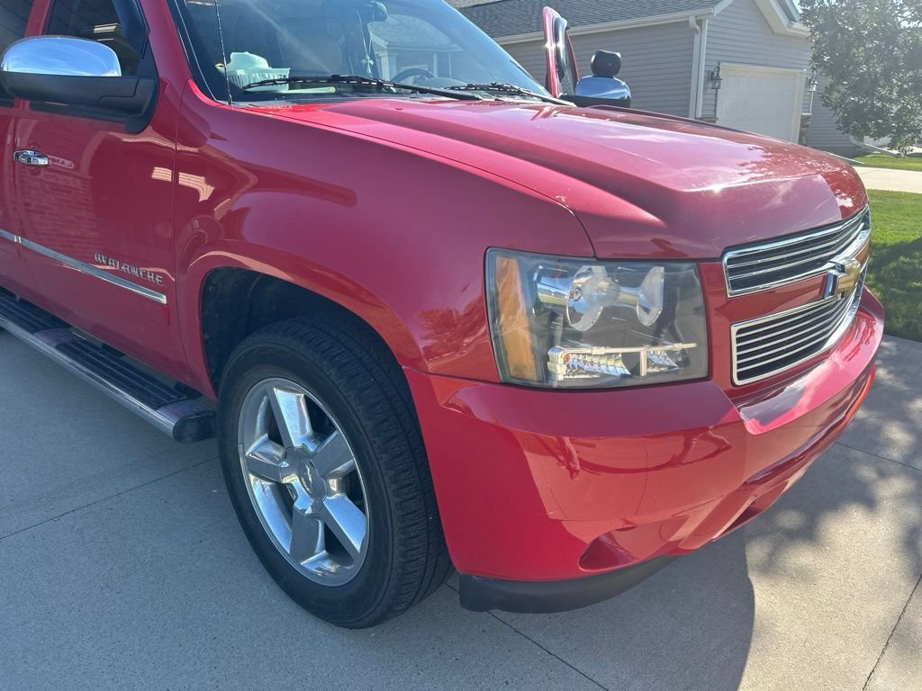 Used 2011 Chevrolet Avalanche LTZ AWD/4WD image 8